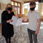 Wręczanie dyplomu dla ucznia.