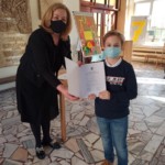 Wręczanie dyplomu dla ucznia.