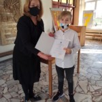 Wręczanie dyplomu dla ucznia.