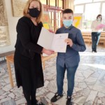 Wręczanie dyplomu dla ucznia.