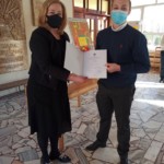 Wręczanie dyplomu dla ucznia.