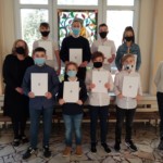 Wręczanie dyplomu dla ucznia.