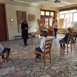 Wręczanie dyplomu dla ucznia.