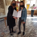 Wręczanie dyplomu dla ucznia.