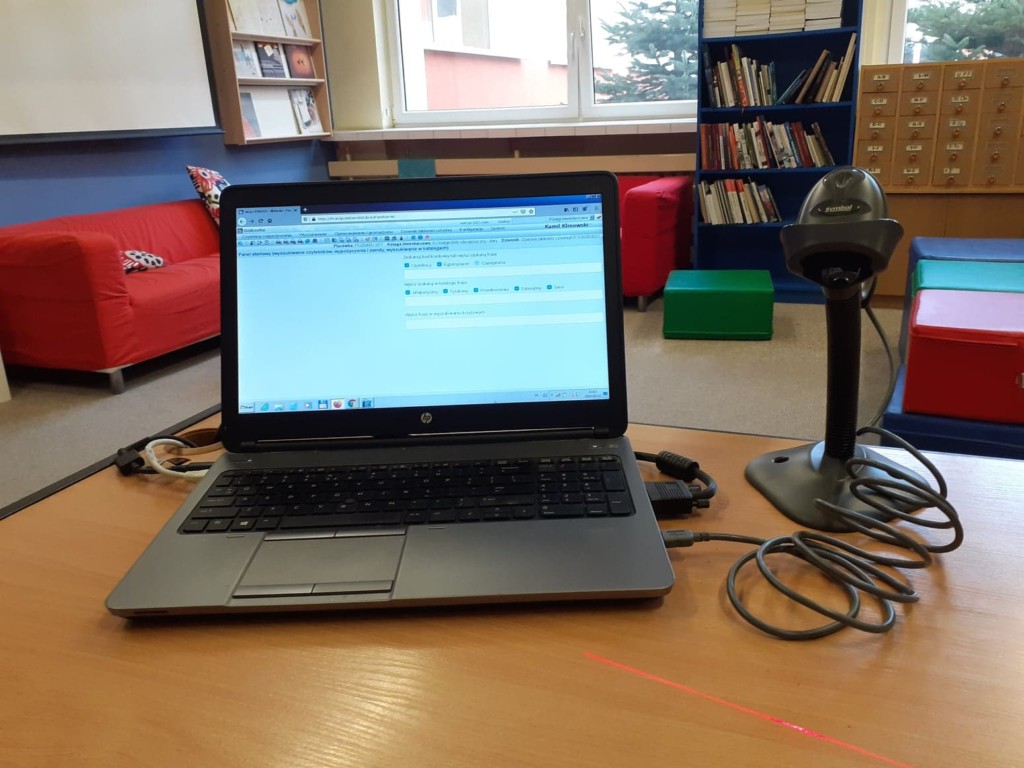 zdjęcie - komputer i czytnik kodów kreskowych