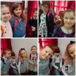 Kolaż czterech zdjęć przedstawia uśmiechnięte małe dzieci pozujące w pomieszczeniu, ubrane w plecaki i codzienne lub szkolne ubrania, stojące lub siedzące przed czerwonymi zasłonami.
