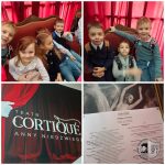 Grupa dzieci uśmiecha się na czerwonej sofie, poniżej plakaty Teatru Cortiqué. Na jednym plakacie widnieje nazwa teatru, a na innym artystyczny obraz tancerza i tekst prawdopodobnie o występie.