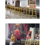 Na wystawie prezentowane są plakaty i informacje na sztalugach; kobieta siedzi na ławce obok tablic malarskich w pomieszczeniu o królewskim tle.