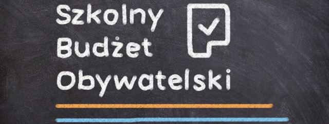 Tekst na tablicy brzmi Szkolny Budżet Obywatelski obok ikony znacznika wyboru. Pod tekstem znajdują się pomarańczowe i niebieskie poziome linie.