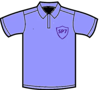 Jasnofioletowa koszulka polo z emblematem w kształcie tarczy SP7 na lewej piersi.