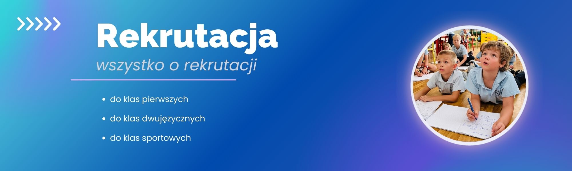 Polski baner rekrutacyjny z dziećmi piszącymi przy biurkach i szczegółami rekrutacji na niebieskim tle.
