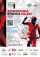 Plakat Rowerowa Stolica Polski 2025 z ilustracją rowerzysty, logotypami i kodem QR zawierającym więcej informacji.