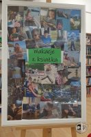 Kolaż dzieci czytających książki w różnych miejscach, z napisem Wakacje z książką.