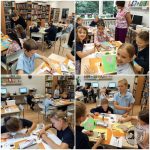 Dzieci w klasie rysujące i kolorujące przy stolikach, z nauczycielami asystującymi i półkami z książkami w tle.