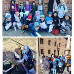 Dzieci z dokumentami i plecakami, uśmiechnięte przed ceglanym budynkiem z nauczycielem; pokazane zajęcia grupowe.