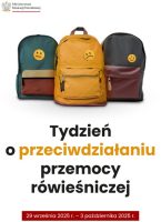 Trzy plecaki z naszywkami z uśmiechniętymi buźkami i polskim tekstem informującym o Tygodniu Przeciwdziałania Przemocy, 29 września - 3 października 2025 r.