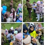 Dzieci i kobieta badają grzyby na świeżym powietrzu w parku podczas edukacyjnych zajęć przyrodniczych.