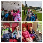 Dzieci w kolorowych kurtkach są na wycieczce, jadą pociągiem i spacerują po parku.