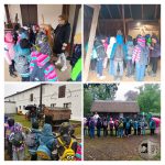 Dzieci na wycieczce terenowej zwiedzają eksponaty muzealne na zewnątrz i wewnątrz budynków z nauczycielem w różnych ustawieniach grupowych.