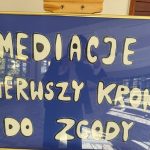 Niebieski znak z białymi literami głosi: Mediacje. Pierwszy krok do zgody.