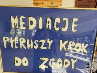 Niebieski znak z białymi literami głosi: Mediacje. Pierwszy krok do zgody.