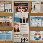 Tablica ogłoszeń z plakatami na temat mediacji szkolnych, rozwiązywania konfliktów i cech dobrego mediatora w języku polskim.