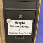 Czarna skrzynka pocztowa z napisem Skrzynka Mediatora Szkolnego i Rzecznika Praw Ucznia na ścianie.