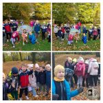 Cztery grupy dzieci w jesiennych ubraniach bawiących się i pozujących w parku z opadłymi liśćmi i drzewami.