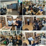 Dzieci gromadzą się w bibliotece, uczestnicząc w zajęciach grupowych i słuchając kobiety prowadzącej prezentację.