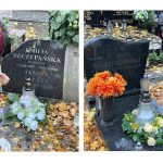 Dwoje dzieci w płaszczach przeciwdeszczowych odwiedza groby ozdobione kwiatami i lampionami w deszczowy jesienny dzień.