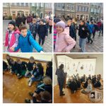 Dzieci wychodzą na zewnątrz w grupach i siedzą w muzeum z instrumentami wyświetlanymi na ścianie.