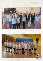 Dwie grupy uczniów stoją w salach gimnastycznych, pozując do zdjęć grupowych, niektórzy trzymają biało-czerwone kartki.