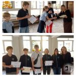 Uczniowie otrzymują certyfikaty od kobiety; pozują razem na drugim zdjęciu, uśmiechając się i trzymając nagrody.