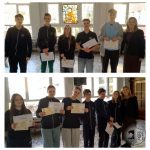 Dwie grupy uczniów trzymających certyfikaty, stojących w pomieszczeniu z uśmiechniętym dorosłym.