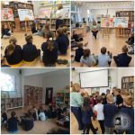 Dzieci siedzą na podłodze w bibliotece, słuchając czytającego nauczyciela i oglądając książki z obrazkami na sztalugach.