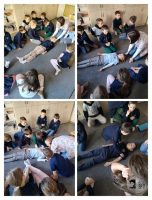 Cztery zdjęcia dzieci ćwiczących techniki pierwszej pomocy na kolegach leżących na podłodze w klasie.