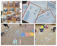 Dzieci bawią się i rysują kredą na zewnątrz; plakaty i karty dotyczące praw dziecka są wywieszone w pobliżu.