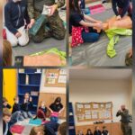 Dzieci ćwiczą udzielanie pierwszej pomocy z żołnierzem przy użyciu manekina medycznego w klasie.