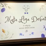 Ekran z kwiatową obwódką, napis: Mała Liga Debat, II edycja, sezon 2025/2026 z logo jelenia.