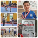 Chłopiec w niebieskiej koszulce trzyma medal; mecze taekwondo i ceremonia wręczenia nagród są również pokazane na kolażu.