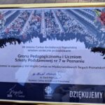 Certyfikat uznania ze zdjęciem grupowym i polskim tekstem dziękującym szkole za zorganizowanie wydarzenia.