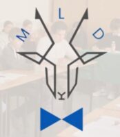 Logo stylizowanej gazeli z literami MLD, nałożone na rozmytą scenę w klasie z uczniami.
