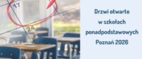Rzędy pustych ławek w klasie z informacją w języku polskim o dniach otwartych w Poznaniu, 2026 r.