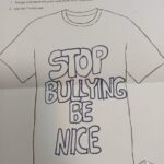 Rysunek na koszulce z napisem STOP BULLYING BE NICE napisanym dużymi, obrysowanymi literami.