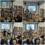 Cztery zdjęcia przedstawiają mężczyznę prezentującego dzieciom w bibliotece ze slajdami i rekwizytami w tle.