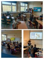 Uczniowie siedzą przy biurkach, słuchając nauczycieli prowadzących prezentacje w jasnej sali lekcyjnej.