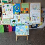 Rysunki dzieci na temat ochrony środowiska są wyświetlane na tablicy ogłoszeń i sztalugach w pomieszczeniach.