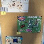 Trzy kolorowe plakaty uczniów o Australii i Wielkiej Brytanii są wyświetlane na tablicy korkowej, ponumerowane 4, 8, 9.