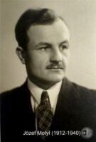 Czarno-biały portret mężczyzny w garniturze i krawacie, z tekstem: Józef Motyl (1912-1940).