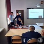 Czterech chłopców w klasie wyświetla na ekranie prezentację zatytułowaną „Wszystko o modlitwie”.